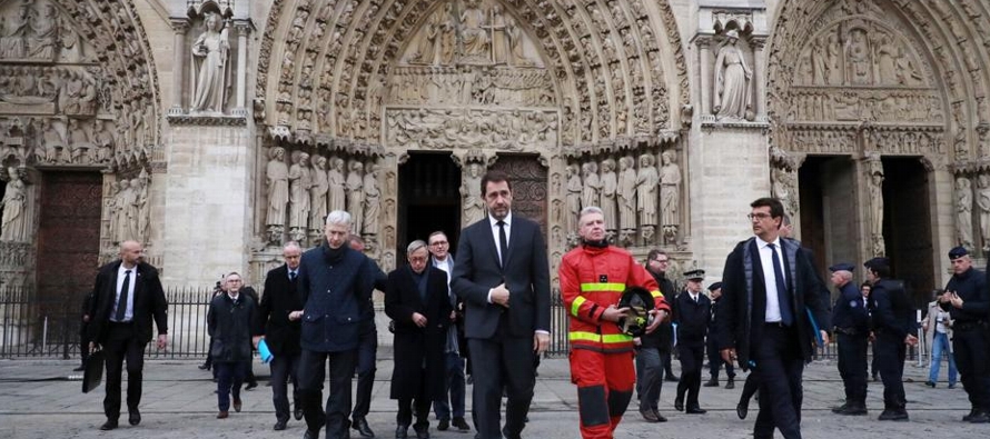 Un video grabado el martes dentro de la catedral de Notre Dame después del incendio mostraba...