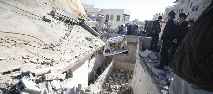 Las fuerzas israelíes echaron abajo con una topadora la casa de Saleh Barghouti en Kobar,...