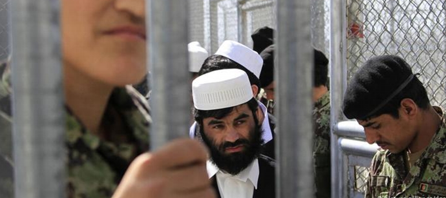 El gobierno afgano respaldado por Estados Unidos tiene a miles de personas detenidas, muchas de...