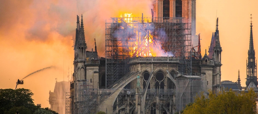 Estaba ardiendo una catedral, pero para muchos algo se quemaba en su propio interior: en su manera...