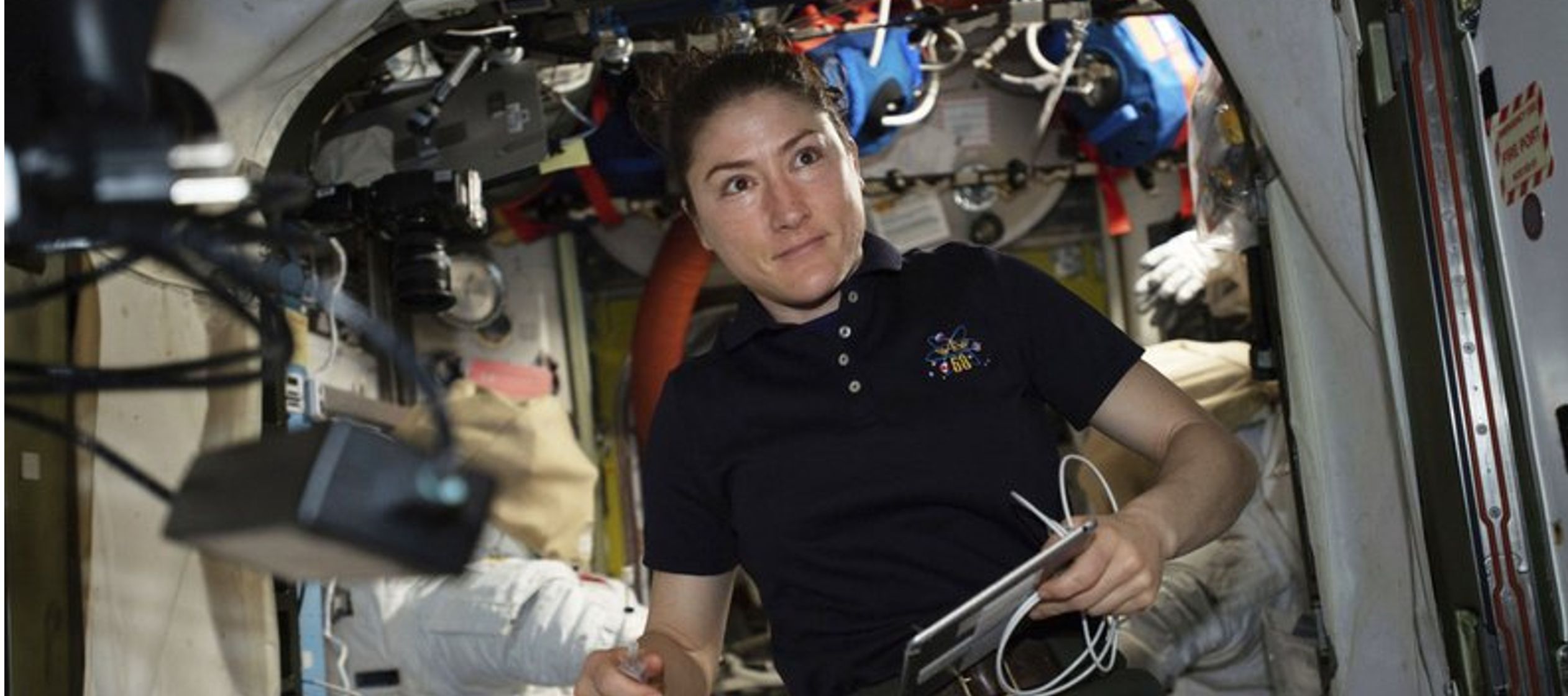 Christina Koch permanecerá en órbita aproximadamente 11 meses, hasta febrero. Eso se...