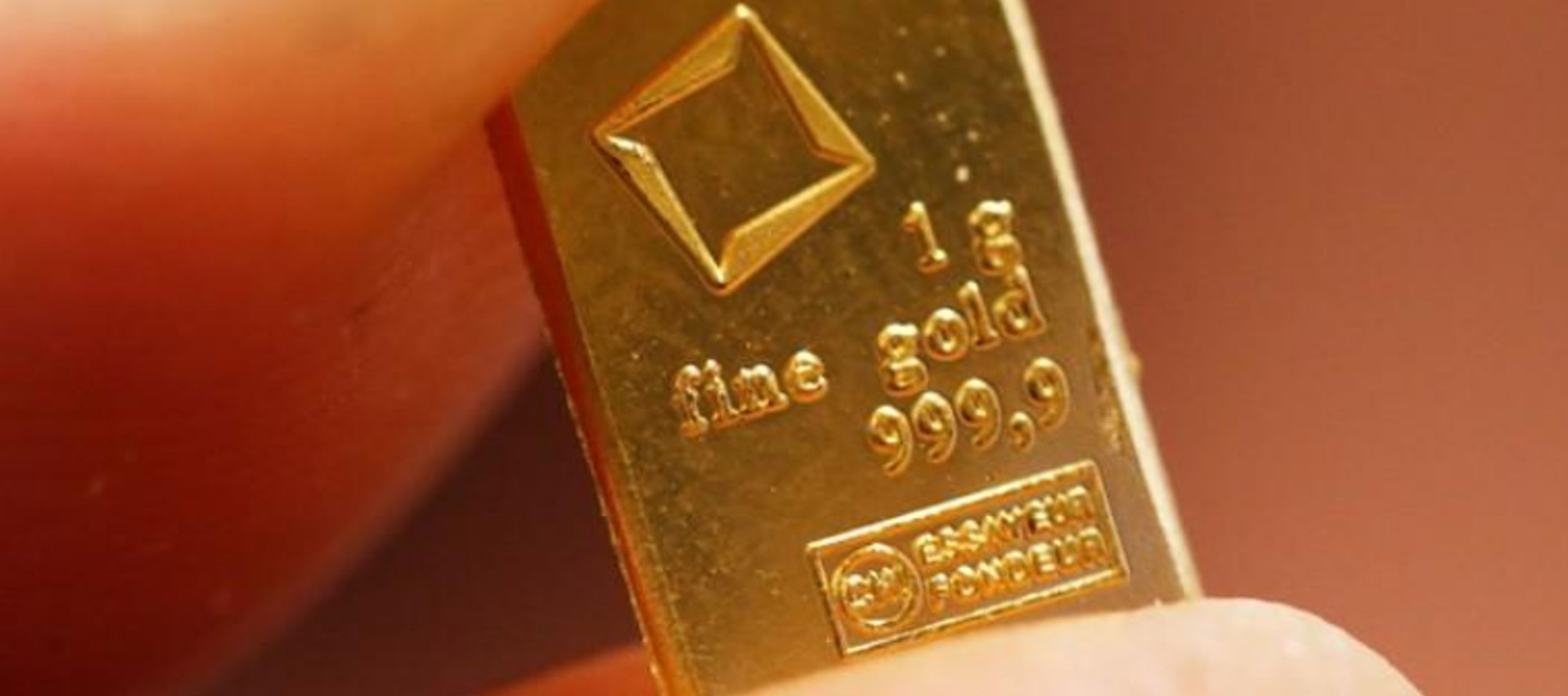 El oro al contado bajó un 0,2 por ciento a 1.274,15 dólares por onza a las 1740 GMT,...