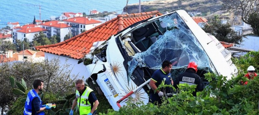 El vehículo transportaba a 55 personas, todos turistas alemanes excepto el conductor y un...