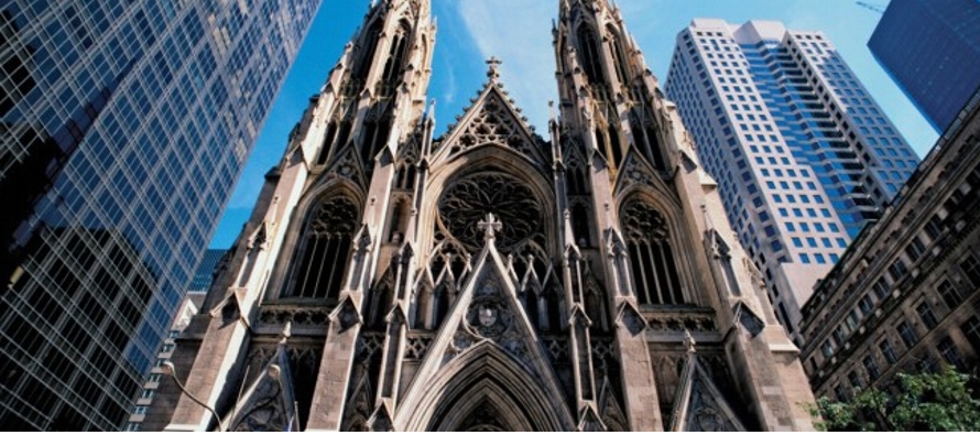 El hombre entró en la catedral católica situada en Midtown Manhattan justo antes de...