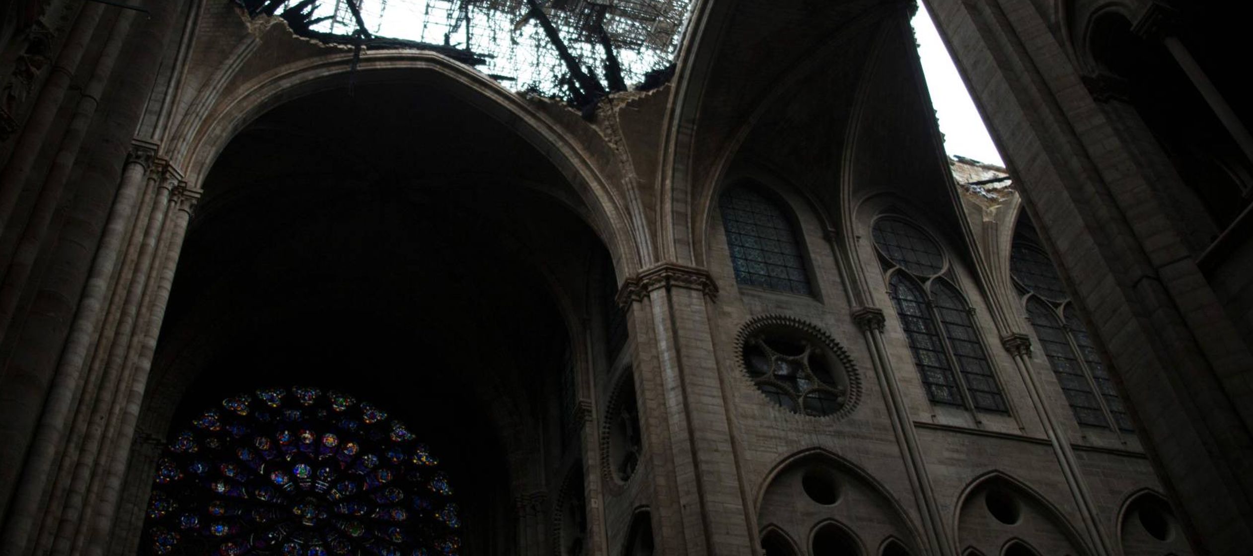 El martes amanece gris y frío, como el ánimo de todos en Notre Dame. Los restos...