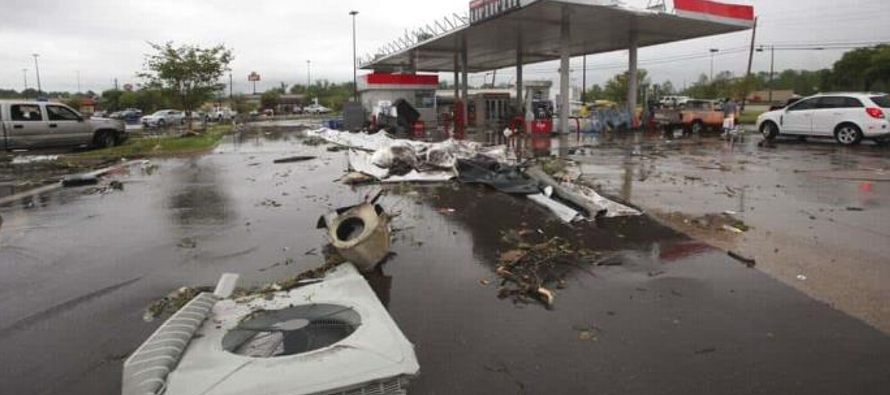El Servicio Nacional de Meteorología indicó que se piensa que varios tornados...