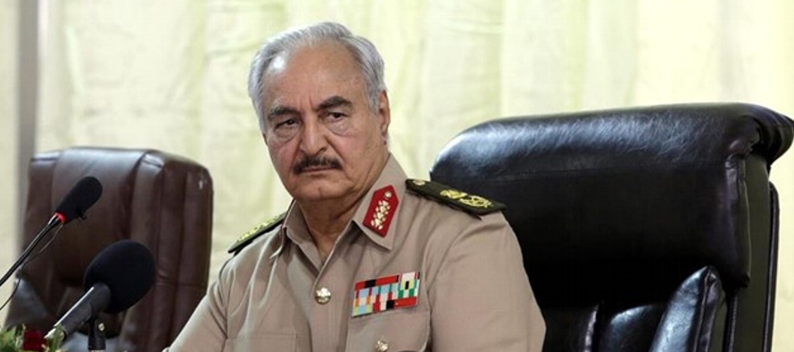 El autoproclamado Ejército Nacional Libio, que encabeza Haftar --leal al gobierno asentado...