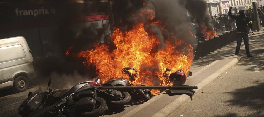 Un coche, varias motocicletas y múltiples barricadas ardían el sábado en las...