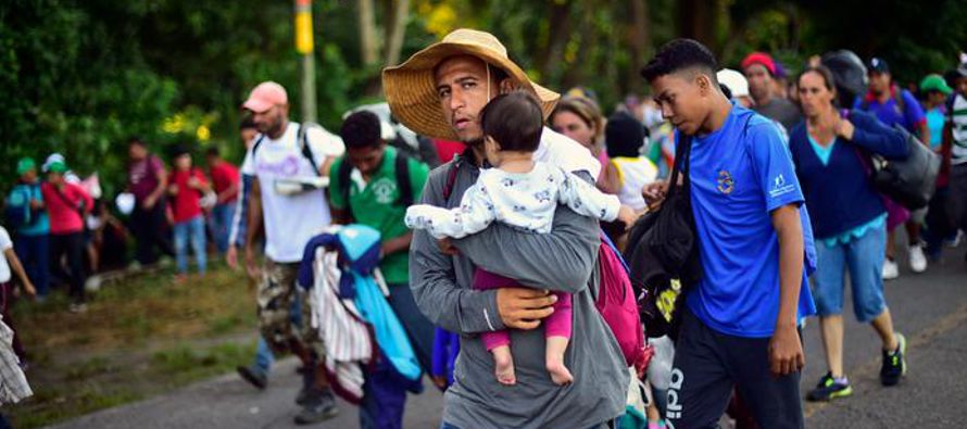 Miles de migrantes continúan varados a la espera de que las autoridades mexicanas les...