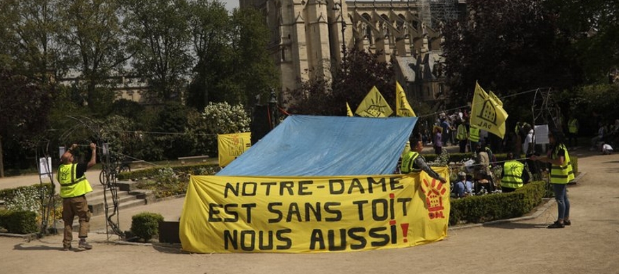 Unas 50 personas de una asociación francesa de personas sin hogar se reunieron con pancartas...