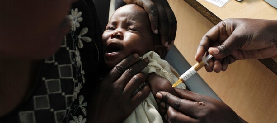 Aunque la vacuna apenas protege en torno a un tercio de los niños que la reciben, es...