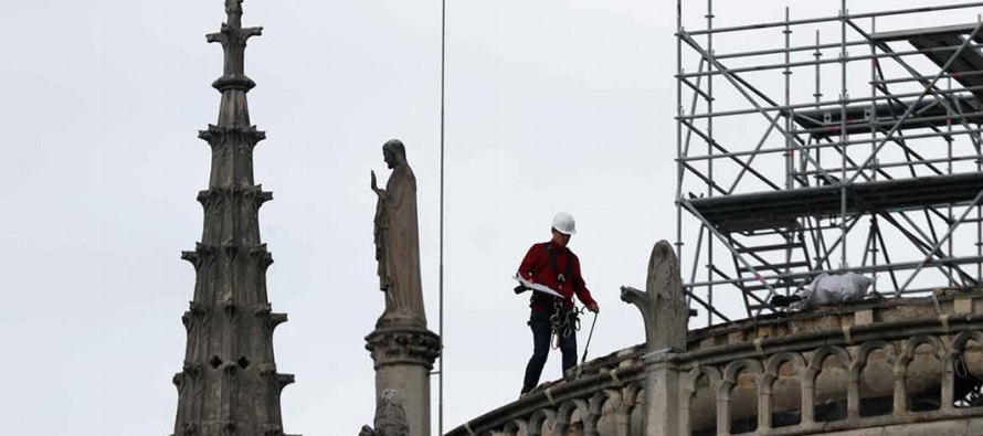 El presidente Emmanuel Macron se propuso el objetivo de reconstruir la catedral en apenas cinco...