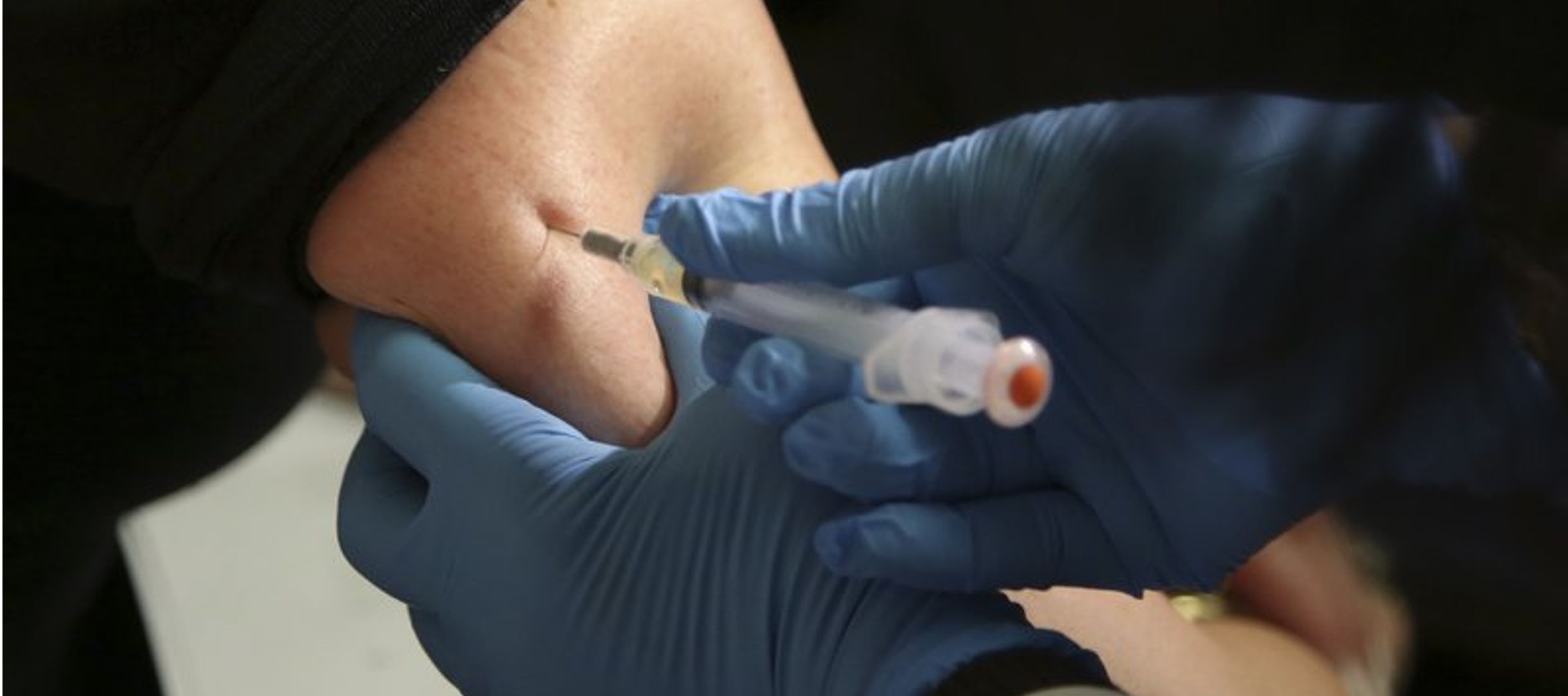 Los CDC recomiendan la aplicación de vacunas a todos los estadounidenses de más de 1...