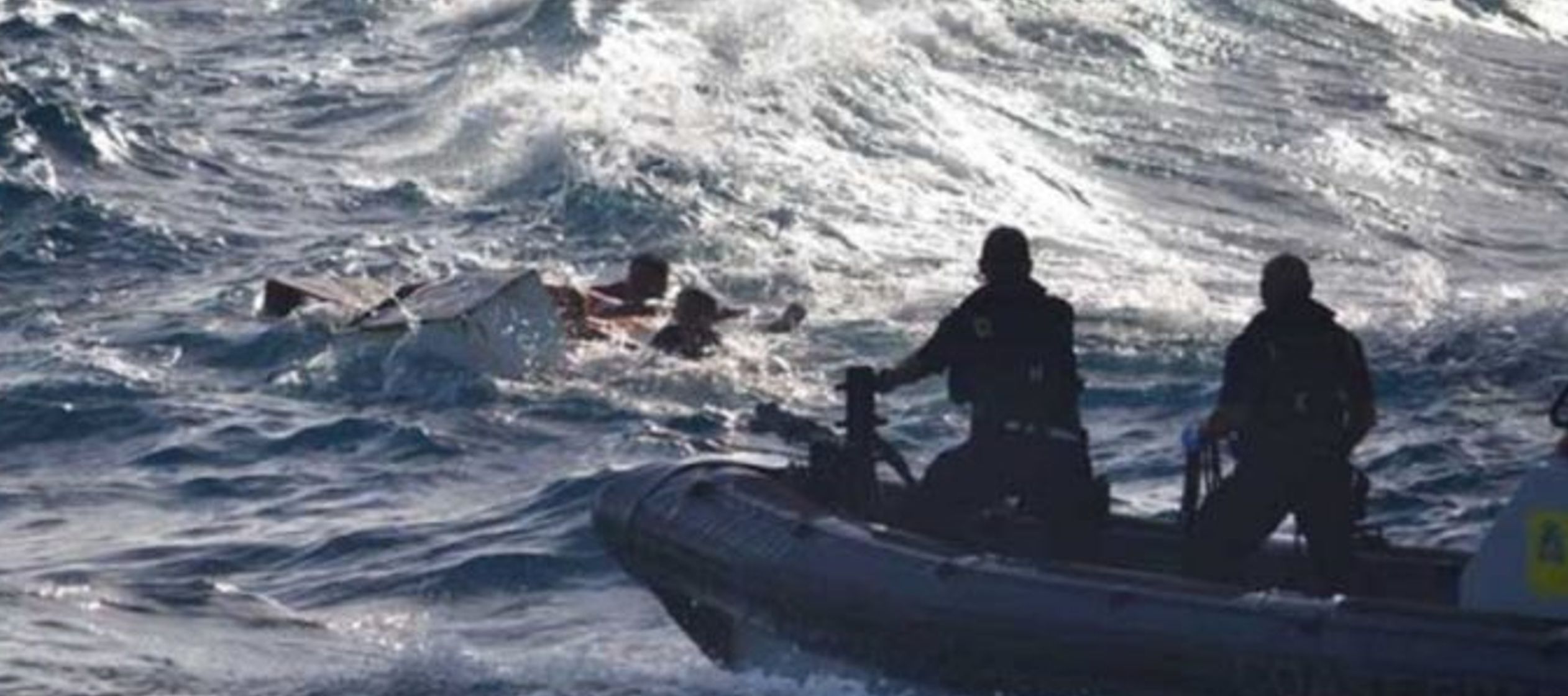 Alcalá señaló que ocho ocupantes de la embarcación fueron rescatados...