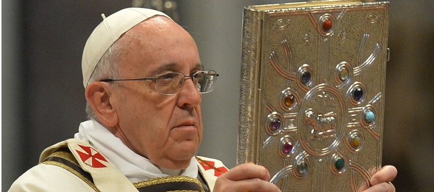 El Pontífice ha asegurado que la Biblia es su mejor vacuna contra el "cerramiento y la...