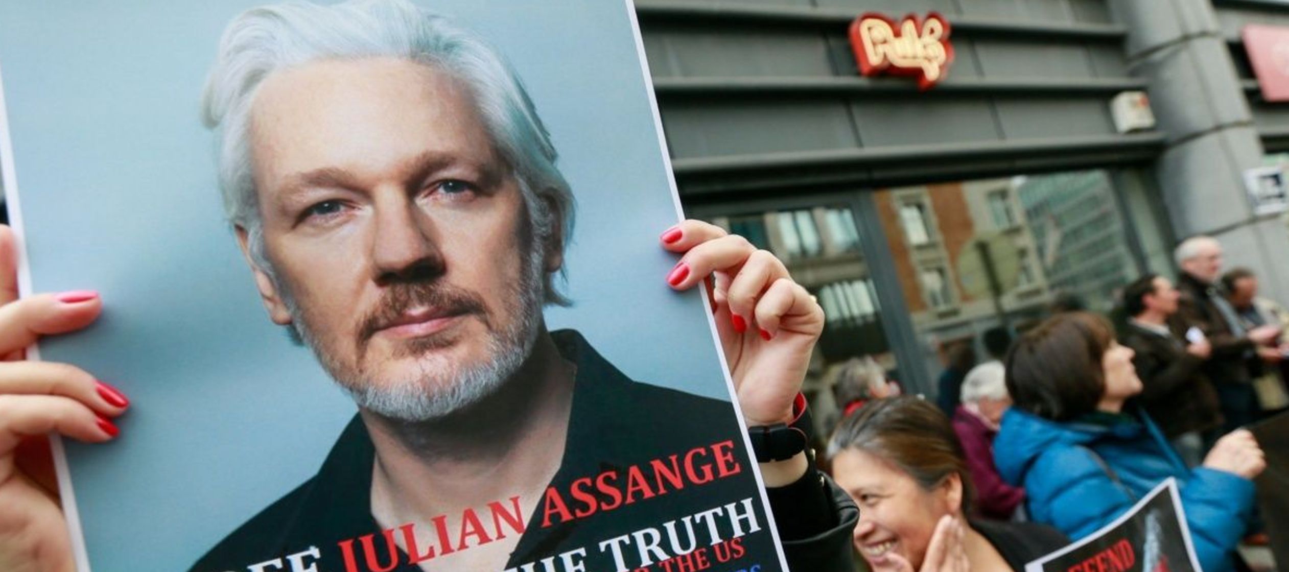 Ecuador le retiró el asilo a Assange aduciendo reiterados incumplimientos de su...
