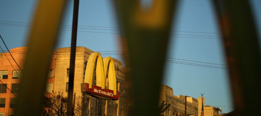 Las acciones de McDonald’s subían ligeramente después de tocar un récord...