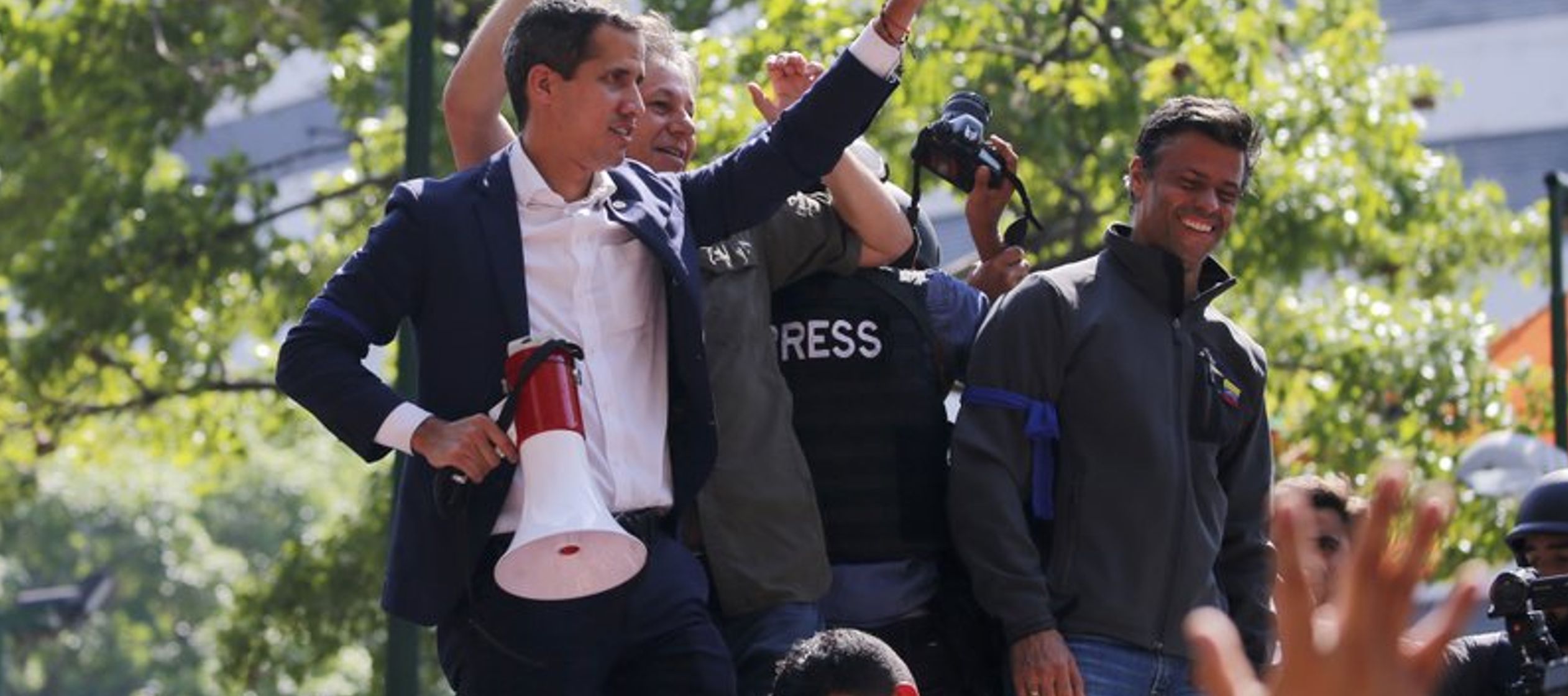 El líder opositor Leopoldo López es encarcelado después de entregarse a las...
