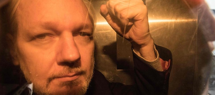 El mes pasado, Assange fue condenado por incumplir las condiciones de su libertad bajo fianza en...