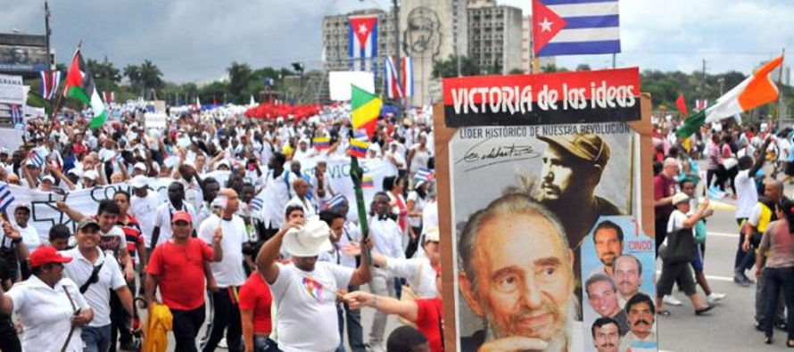 Encabezados por el líder del Partido Comunista, Raúl Castro, los cubanos salieron a...