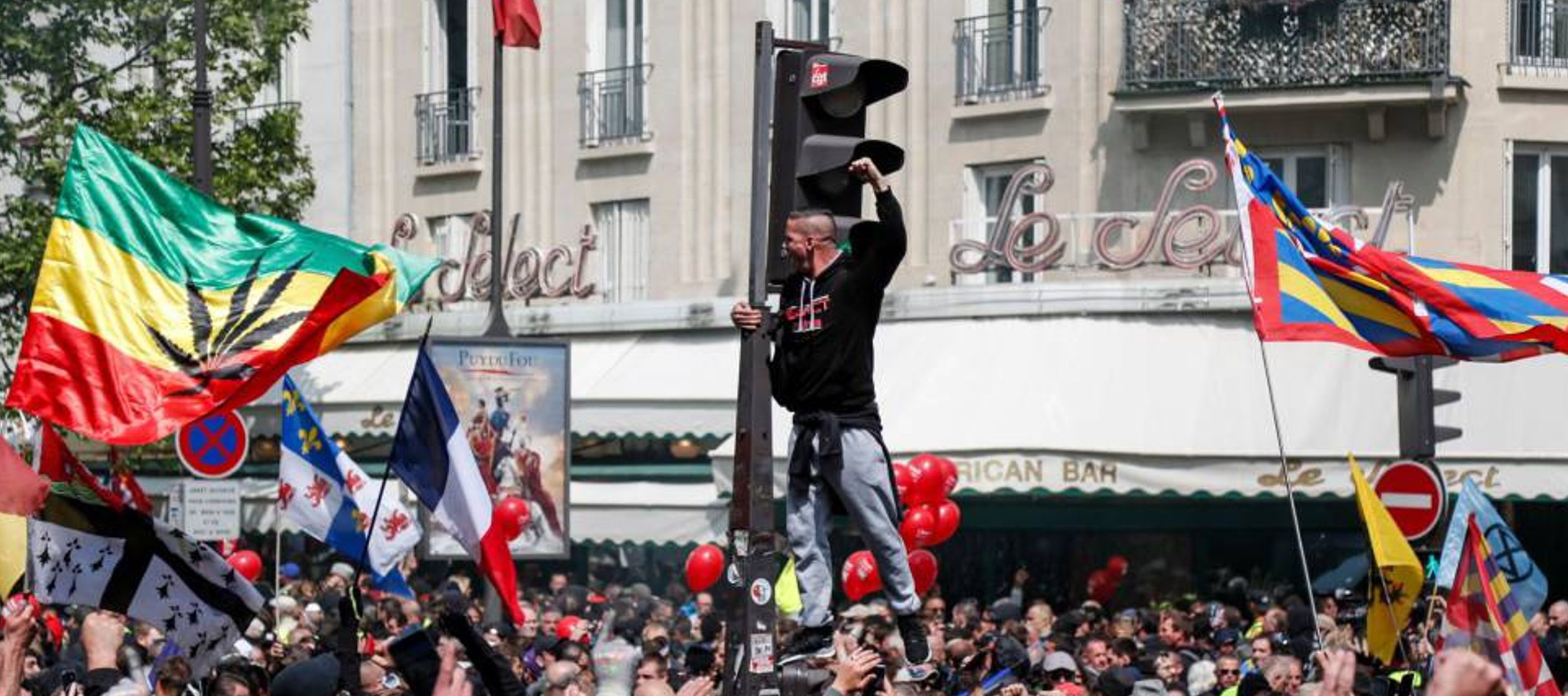 El Primero de Mayo en París tuvo como protagonistas a los grupos radicales black block y a...