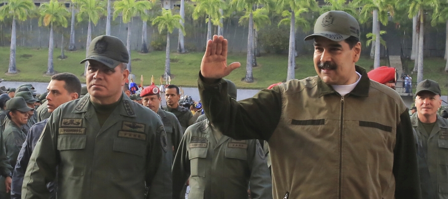 Maduro acudió al amanecer al fuerte Tiuna, el mayor de Caracas, para participar en una...