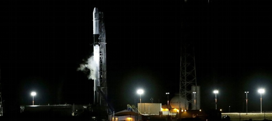 El cohete Falcon estaba listo despegar antes del amanecer del viernes con una nave de carga Dragon,...