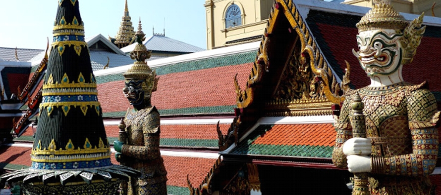 Para muchos en Occidente, la monarquía tailandesa todavía sigue estando asociada a...