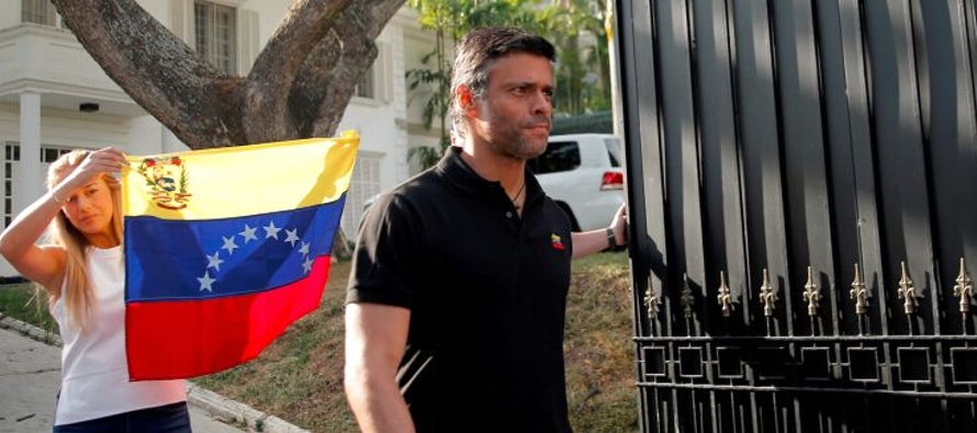 López, un aliado del líder opositor Juan Guaidó, se refugió esta semana...