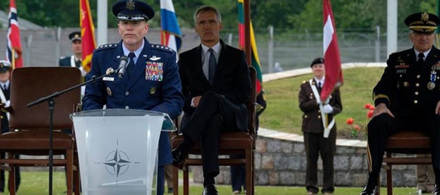 El comandante supremo de la OTAN en Europa siempre lo ostenta un estadounidense y lo compagina con...