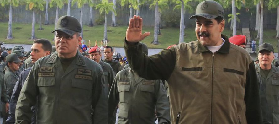 Maduro apareció el sábado con gorra militar de camuflaje para observar el...