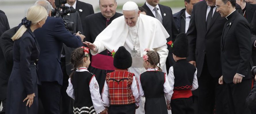 El papa Francisco hizo el domingo un llamado a una “revolución de caridad”...