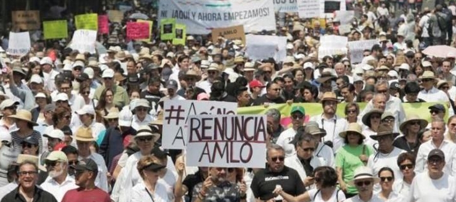 Vestidos en su mayoría de blanco, los manifestantes caminaban sobre Paseo de la Reforma, una...
