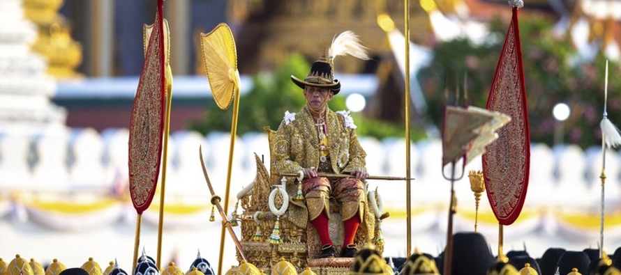 Vajiralongkorn participó sábado en un elaborado conjunto de rituales budistas e...