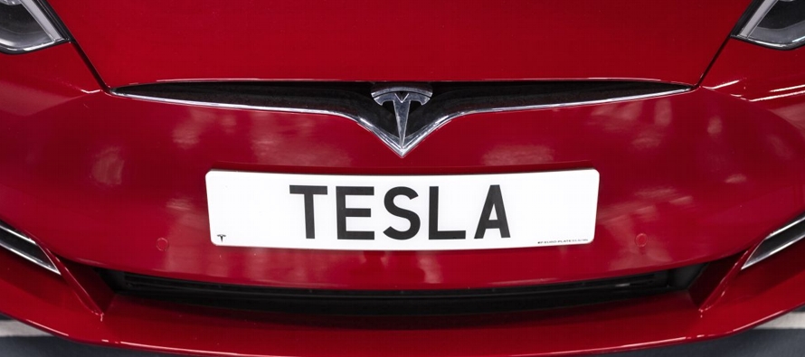 Tesla había dicho el jueves que recaudaría hasta 2,300 millones de dólares en...