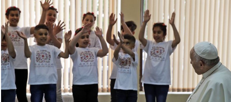 Niños refugiados de Irak, Pakistán y otros lugares cantaron para Francisco en el...