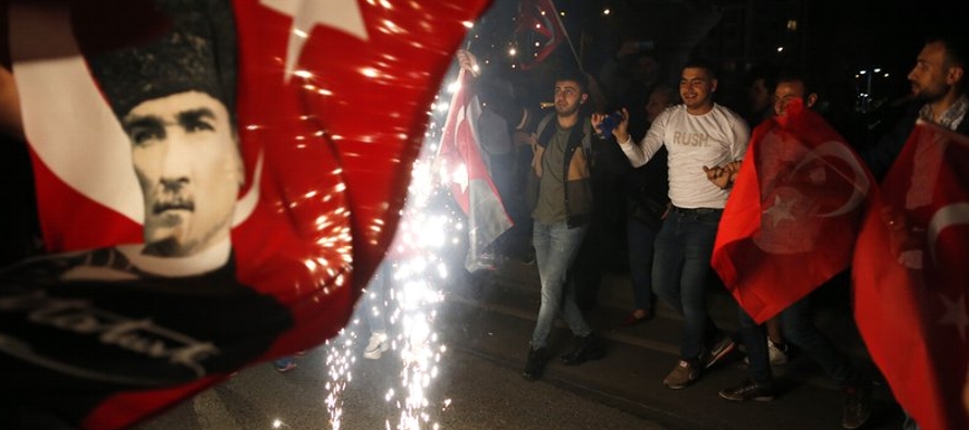 En un fallo favorable al partido oficialista de Erdogan, la junta electoral anuló el lunes...