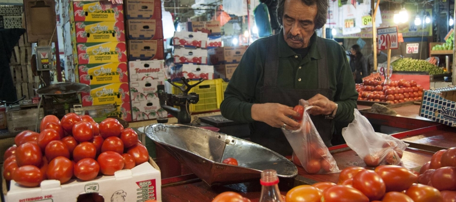El tomate mexicano que cruza la frontera con Estados Unidos tendrá que pagar un arancel del...