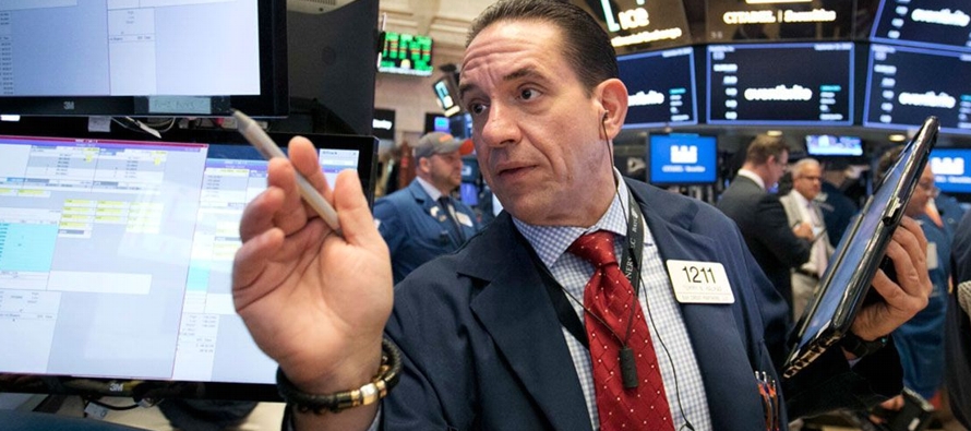 El Promedio Industrial Dow Jones perdía 31,30 puntos, o 0,12 por ciento, a 25.933,79...