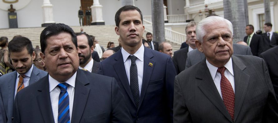 Zambrano es uno de varios opositores a los que el gobierno de Nicolás Maduro ha retirado su...
