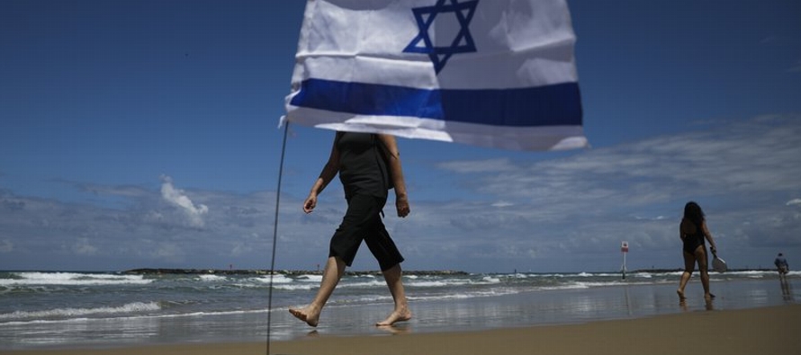 Los israelíes llenaron parques y playas para festejar el Día de la Independencia,...