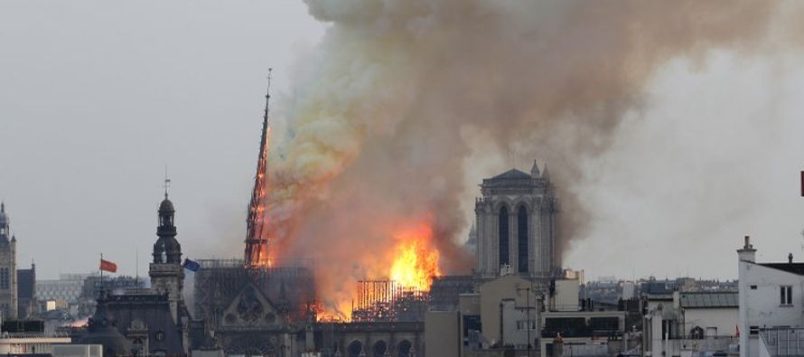 La estructura de Notre Dame y de su torre que se incendió y colapsó contenían...