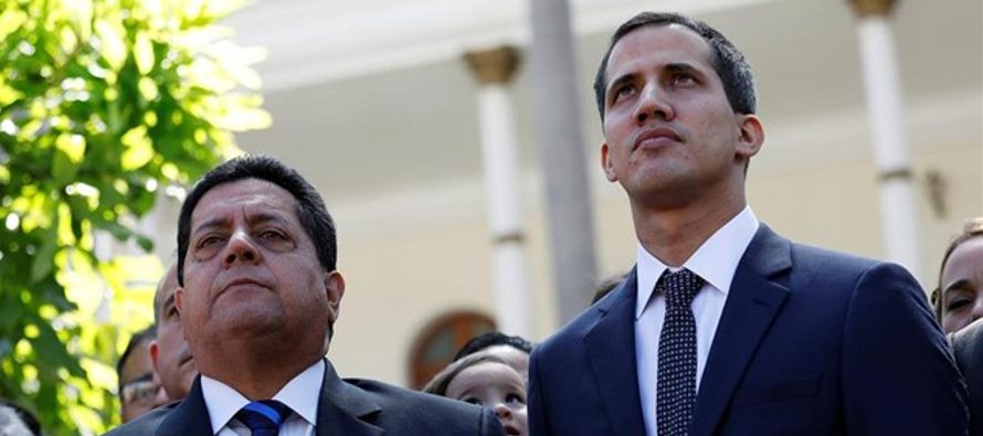 En respuesta, Guaidó se autoproclamó mandatario interino el 23 de enero con el...