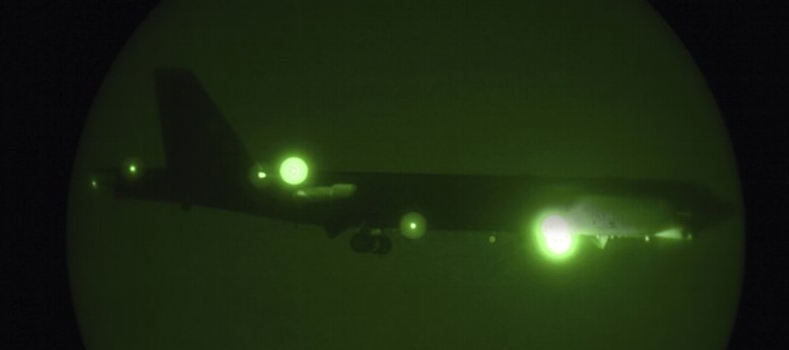 Imágenes distribuidas por el Mando Central de la fuerza muestran a los bombarderos B-52H...