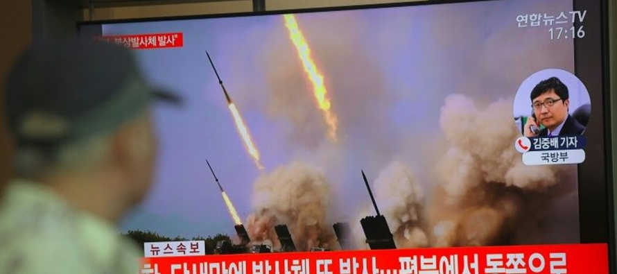 La agencia de noticias estatal norcoreana anunció que Kim Jong Un supervisó el ensayo...
