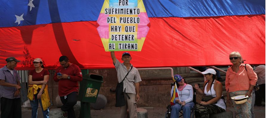 Una modesta multitud de venezolanos salieron el sábado a las calles para mostrar su apoyo a...