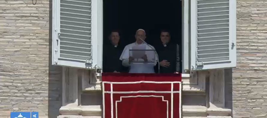 Dos de los diecinueve sacerdotes que el Papa acababa de ordenar lo rodeaban, sonrientes, para...