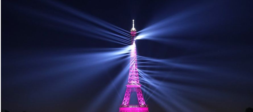 La Torre Eiffel fue abierta al público el 15 de mayo de 1889, varios días...