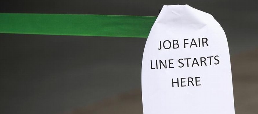 Los pedidos iniciales por beneficios estatales por desempleo bajaron en 16,000 a 212,000 en...