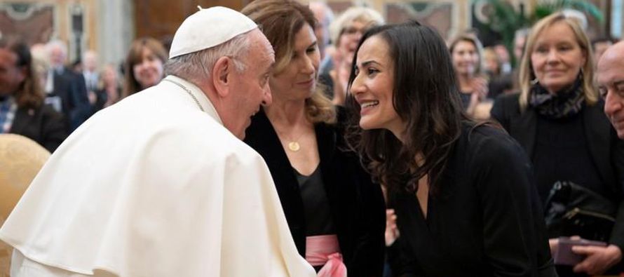  El Papa Francisco rindió homenaje el sábado a los periodistas que han sido...